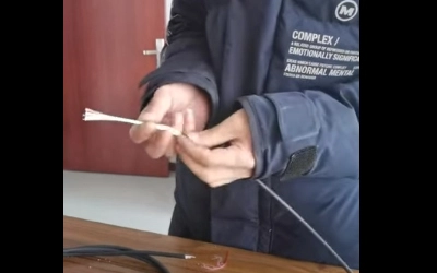 Kabel światłowodowy JUNPU o średnicy zewnętrznej 5,5 mm, wokół jednego rdzenia, z czerwonym włóknem G657A2. Kabel z 2 stalowymi drutami.