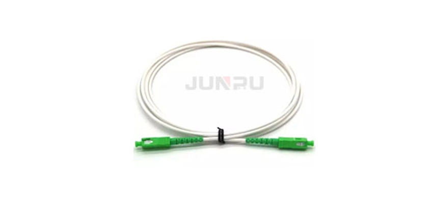 Przewód krosowy światłowodowy SC/APC G657A2 w kolorze Ivory White
